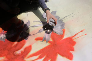 Akira Inumaru insole sa peinture avec un miroir