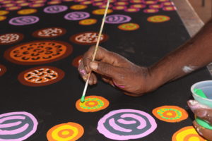 artiste aborigène peignant